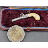 Armes de Poing MINUSCULE PISTOLET DE VOYAGE à BALLE FORCEE de BIJOUTIER vers 1850  CALIBRE 1mm  -  FRANCE XIXè {PRODUCT_REFERENC